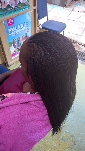 Dama Braiding And Beauty Salon